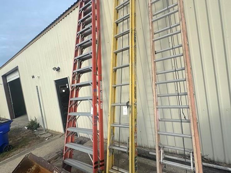fiberglass-28'-extension-ladder-image-1