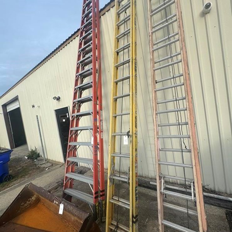 FIBERGLASS 28' EXTENSION LADDER