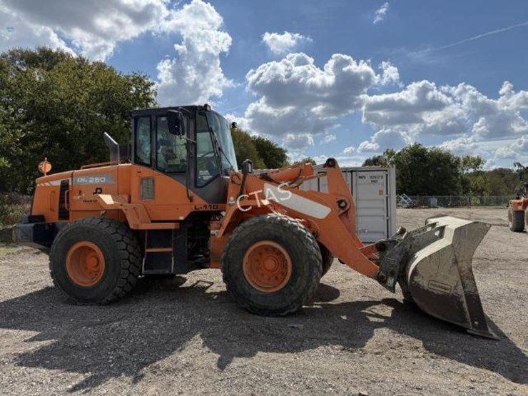 #220-•-doosan-wheel-loader-w/-bucket-image-4