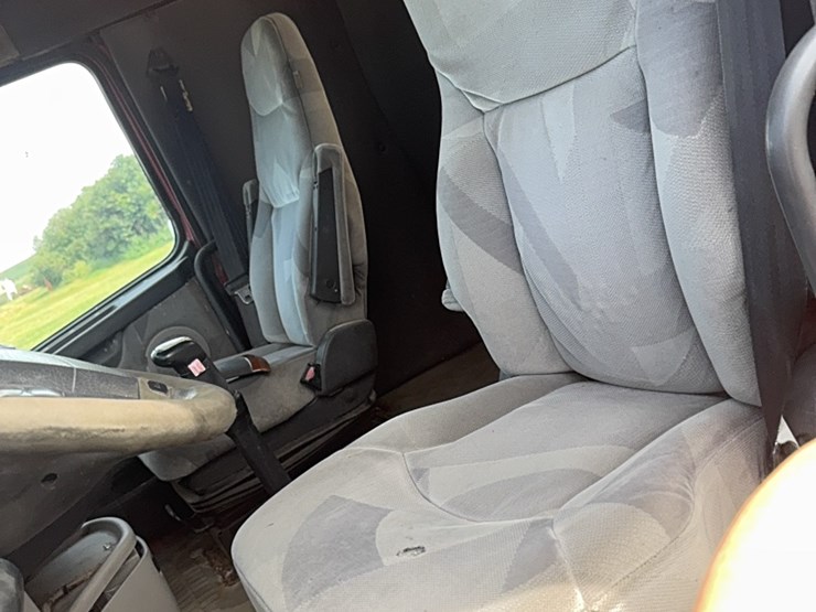 2004-volvo-day-cab-semi,-isx450-hpgm-volvo,-13-speed-manual,-22.5-tires-image-18