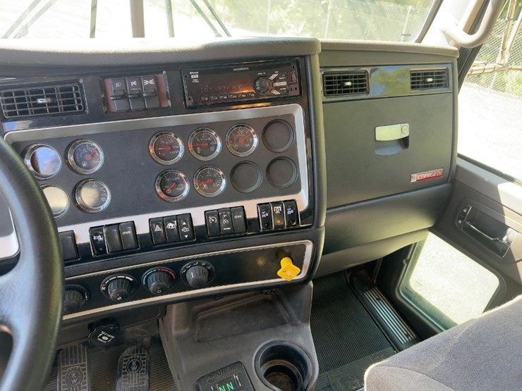 2018-kenworth-t800-image-32