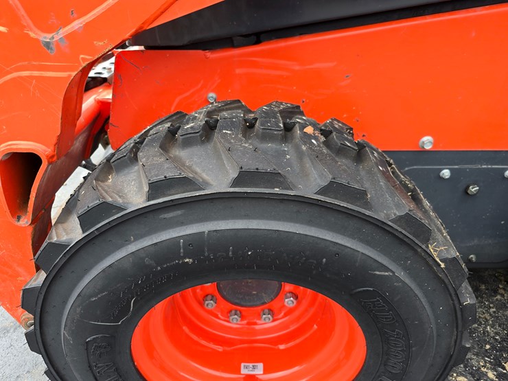 2019-kubota-ssv75-image-28