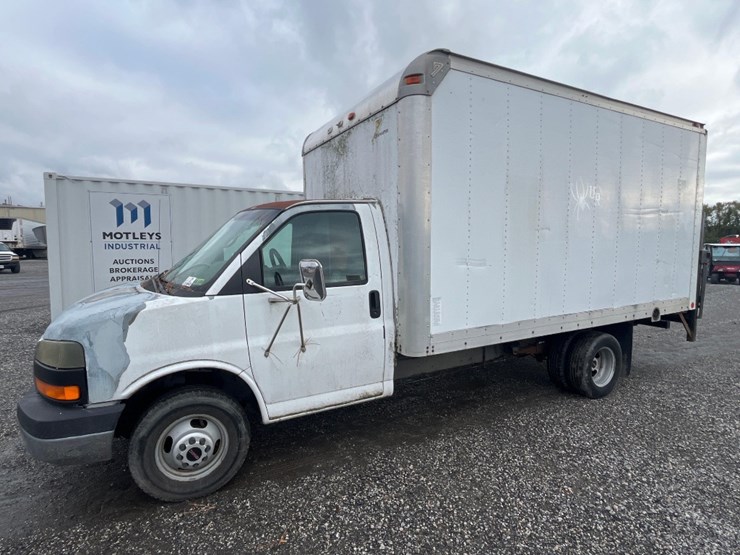 2004-gmc-14'-box-truck-image-1
