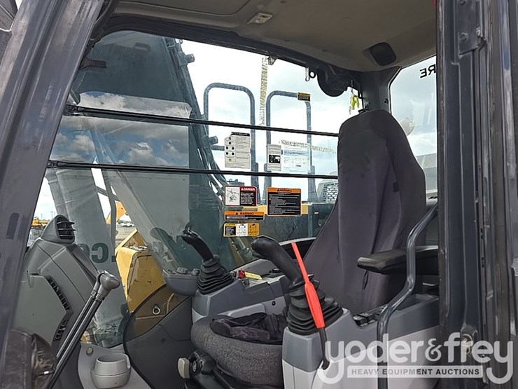 2022-deere-130g-image-58