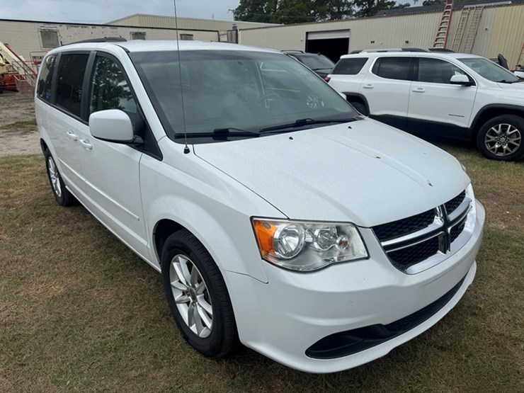 2016-dodge-grand-caravan-sxt-image-2