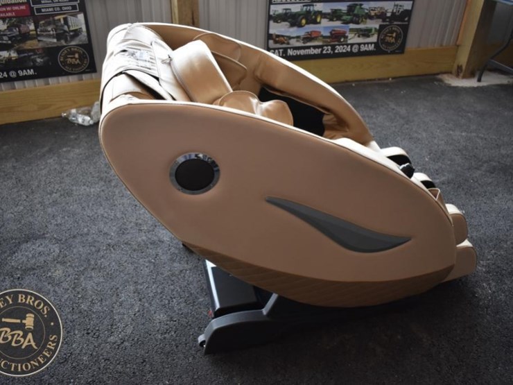 future-massage-chair-with-remote-control-and-adjustable-footrest-image-4
