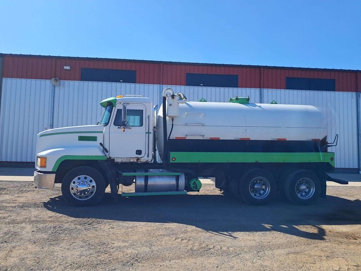 2000-mack-ch-tanker-truck-image-2