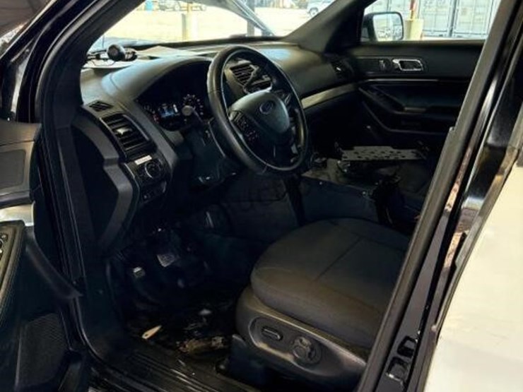 2017-ford-explorer-image-21