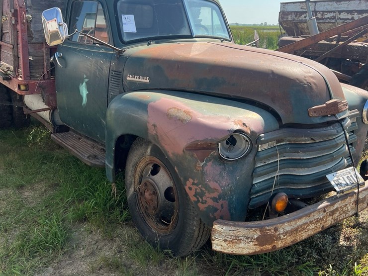 old-truck-from-early-50’s,-not-running-image-1