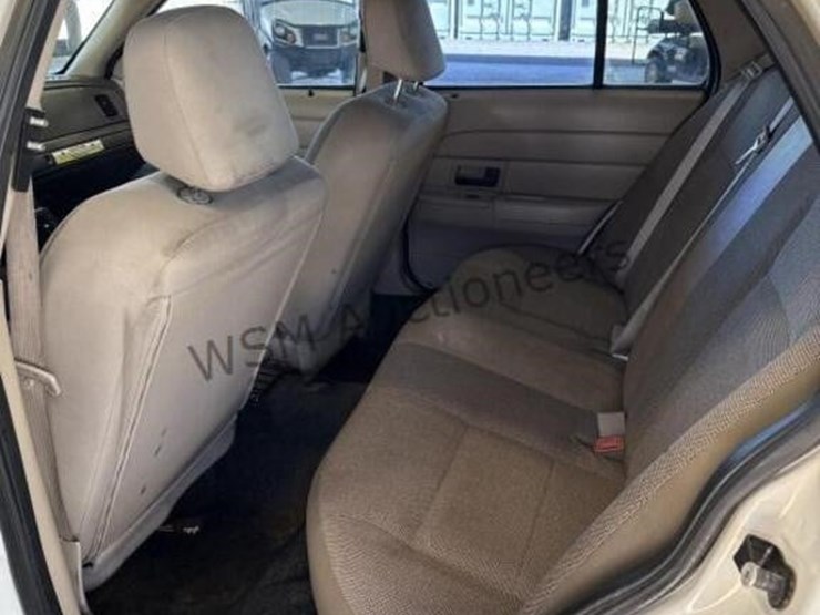 2006-ford-crown-victoria-sdn-image-23