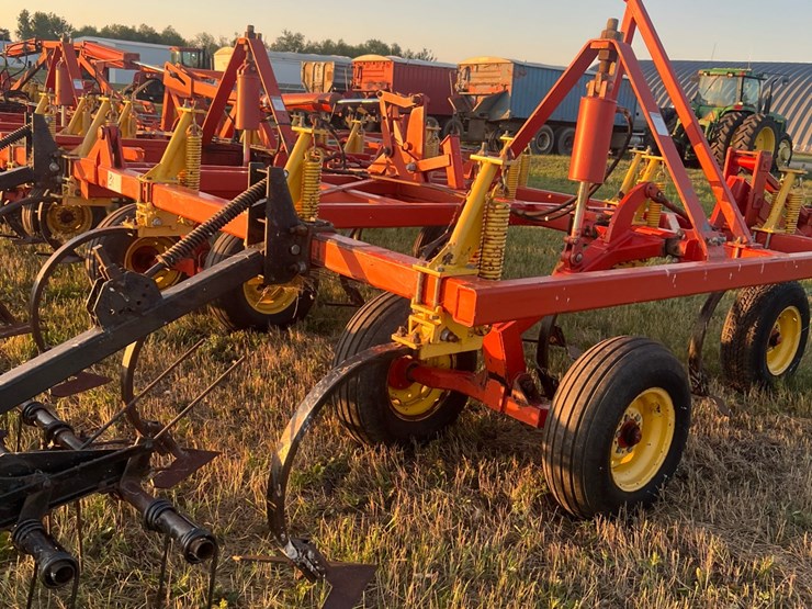 54’-bourgault-chisel,-12”-space,-heavy-harrows,-note:-hitch-slightly-bent-in-one-spot,-doesn’t-affect-performance-of-machine-as-hitch-is-floating.-image-27