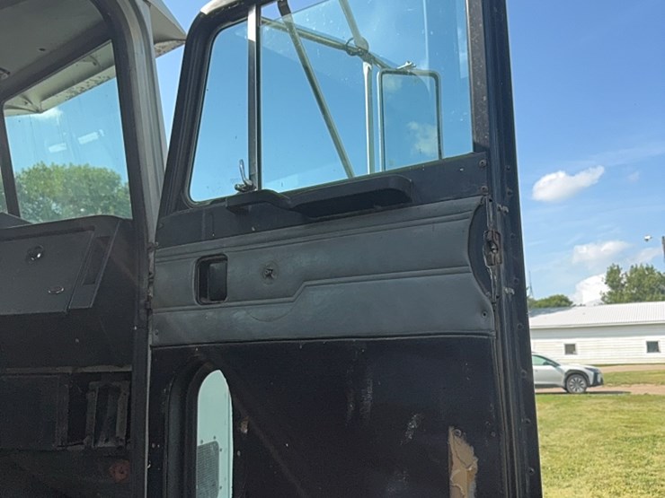 1988-peterbuilt-day-cab-semi,-300-hp-cat,-9-speed,-showing-650,544-image-9