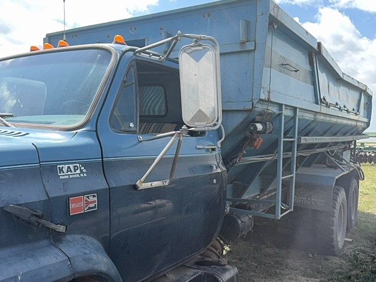 gmc-tandem-twin-screw-grain-truck,-live-bottom-box,-fuel-pincher-detroit-diesel,-tilt-back-hood,-5-speed-with-hi/lo-image-6