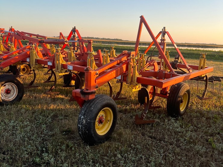 54’-bourgault-chisel,-12”-space,-heavy-harrows,-note:-hitch-slightly-bent-in-one-spot,-doesn’t-affect-performance-of-machine-as-hitch-is-floating.-image-22