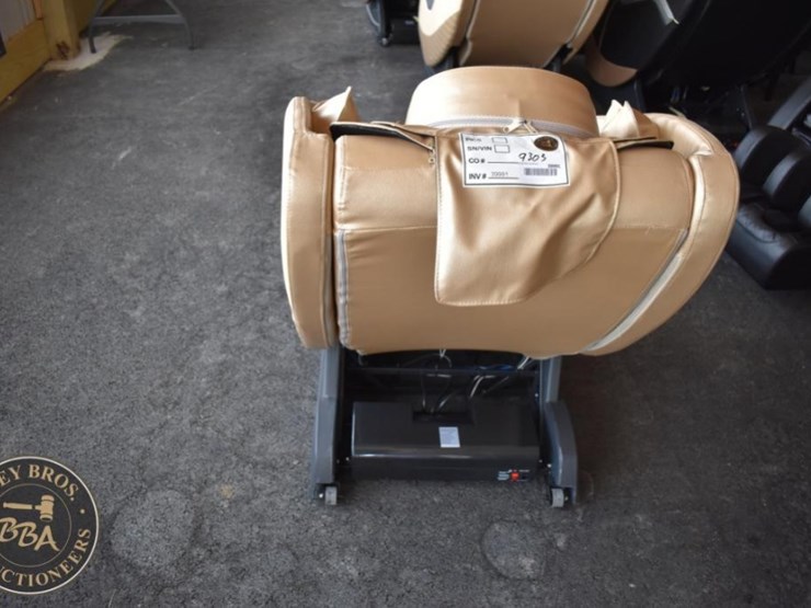 future-massage-chair-with-remote-control-image-3
