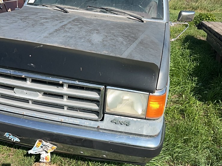 1987-ford-xlt-half-ton-lariat-four-wheel-drive-pick-up,-six-cylinder-gas,-lockouts,-believed-to-run,-didn’t-try-starting-it-image-5