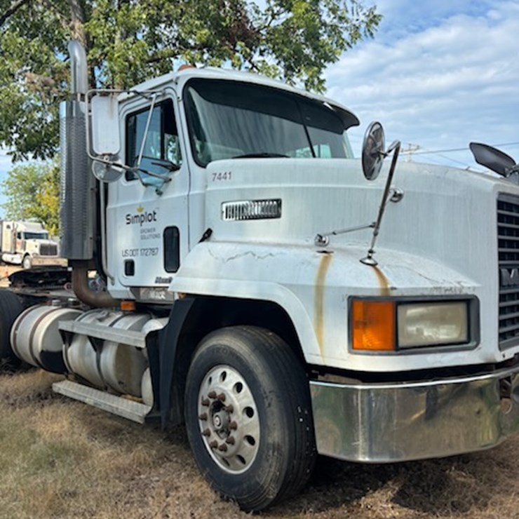 1999 MACK CH613