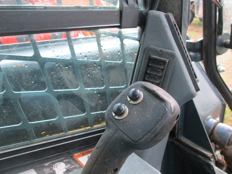 deere-323e-image-22