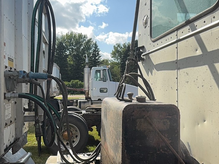 1988-peterbuilt-day-cab-semi,-300-hp-cat,-9-speed,-showing-650,544-image-7