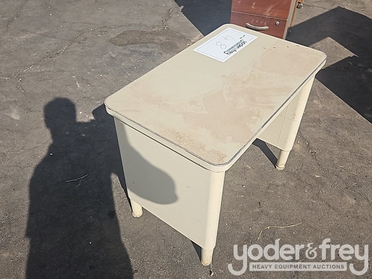 small-metal-desk-image-4