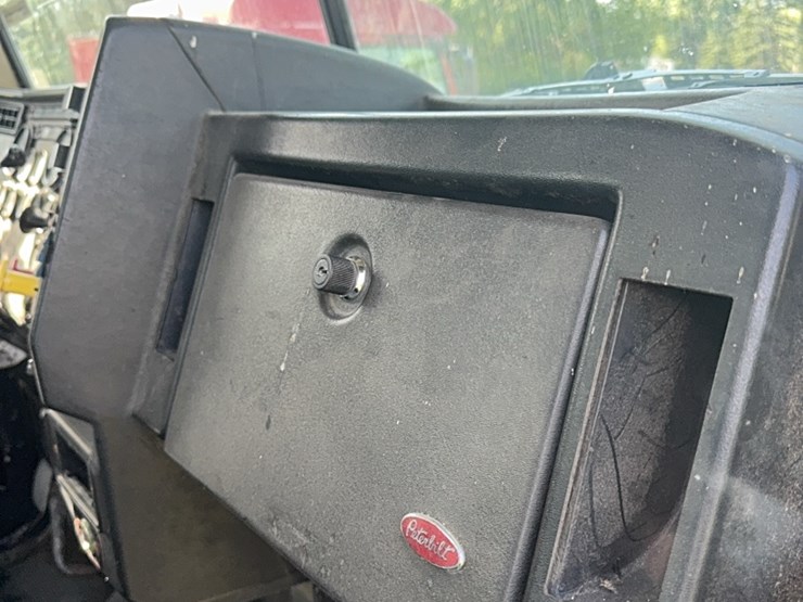 1988-peterbuilt-day-cab-semi,-300-hp-cat,-9-speed,-showing-650,544-image-11