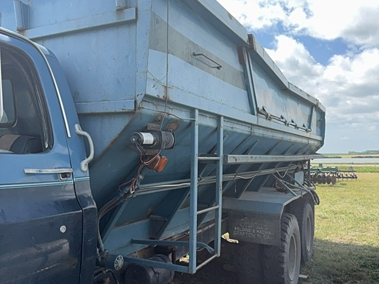 gmc-tandem-twin-screw-grain-truck,-live-bottom-box,-fuel-pincher-detroit-diesel,-tilt-back-hood,-5-speed-with-hi/lo-image-7