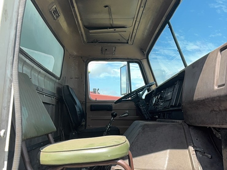 international-tri-axle-truck,-model-2200,--live-bottom,-detroit-diesel,-9-speed-manual,-roll-tarp-image-38