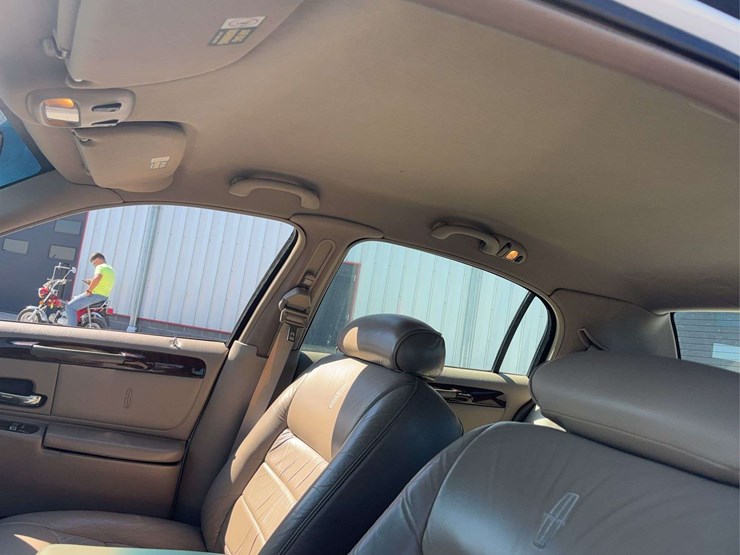 2000-lincoln-town-car-sedan-image-35