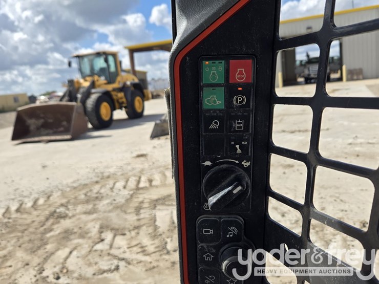 2022-bobcat-t64-image-45
