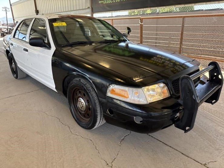 2006-ford-crown-victoria-sdn-image-2