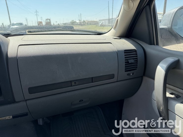 2010-chevrolet-silverado-1500-image-24