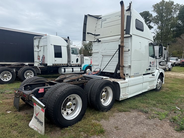 2013-volvo-vnl-sleeper---d13-diesel,-auto-trans-1,114,709-miles-showing---4v4nc9ejxdn565534-image-3