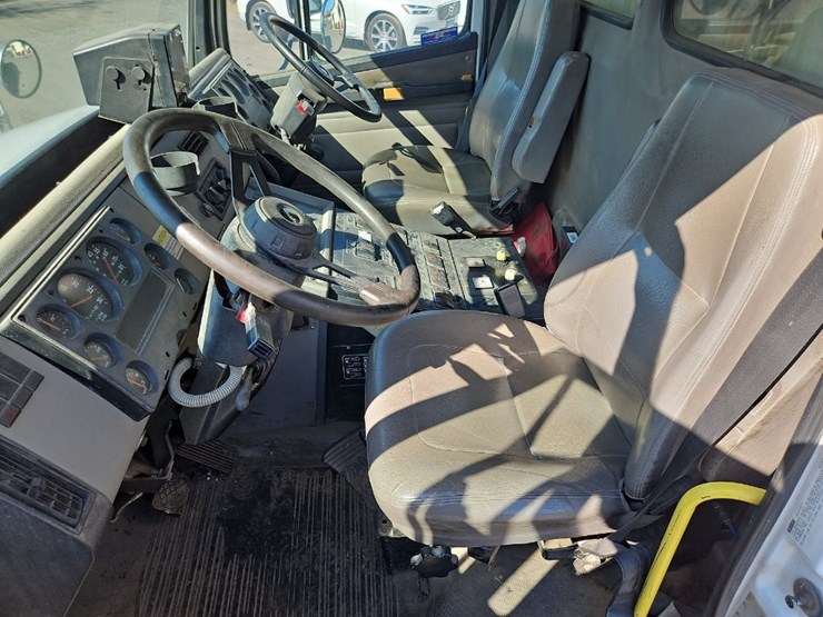 2003-freightliner-fl70-image-31
