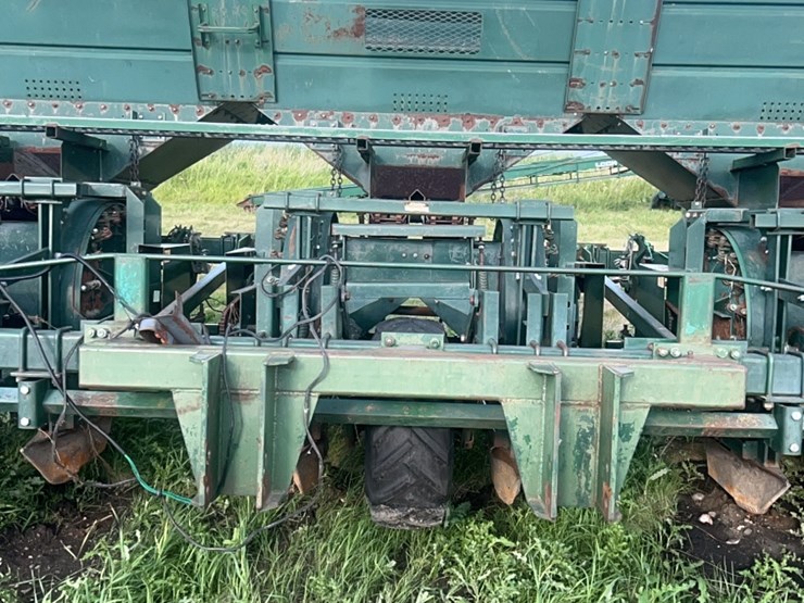 6-row-lockwood-model-603-accumatic-potato-planter-image-10