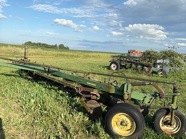 8-bottom-jd-plow,-hydraulic-shares-image-1
