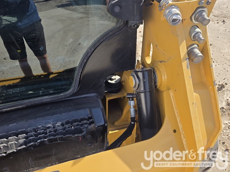 2016-caterpillar-232d-image-16