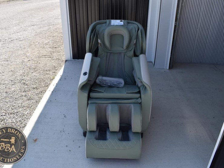 massage-chair-with-remote-control,-zero-gravity,-heat-therapy-image-1