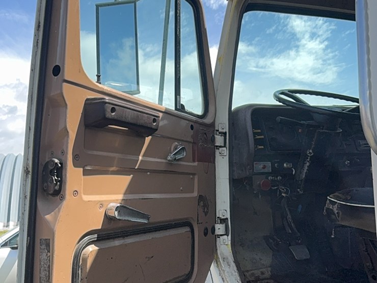 international-tri-axle-truck,-model-2200,--live-bottom,-detroit-diesel,-9-speed-manual,-roll-tarp-image-24