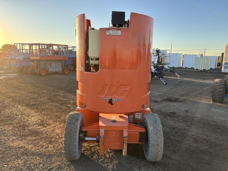 2016-jlg-e300ajp-image-8