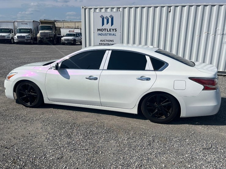 2015-nissan-altima-sedan-image-2