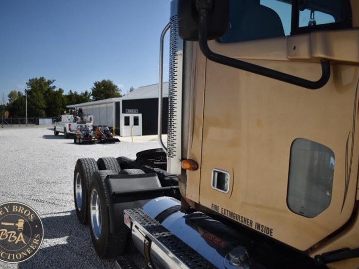 2003-freightliner-columbia-120-image-24