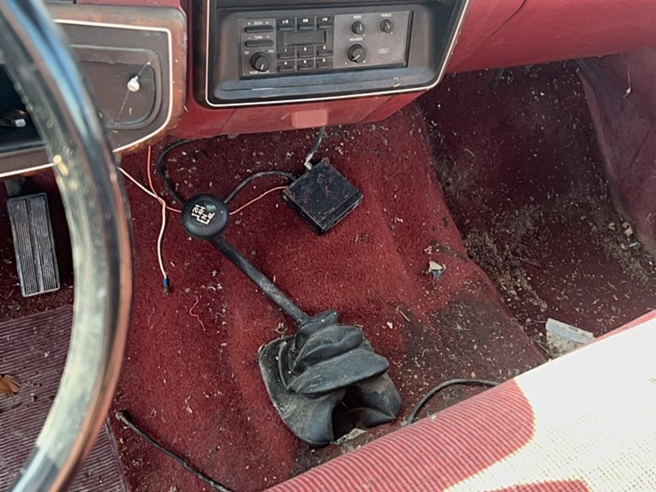 1987-ford-xlt-half-ton-lariat-four-wheel-drive-pick-up,-six-cylinder-gas,-lockouts,-believed-to-run,-didn’t-try-starting-it-image-27