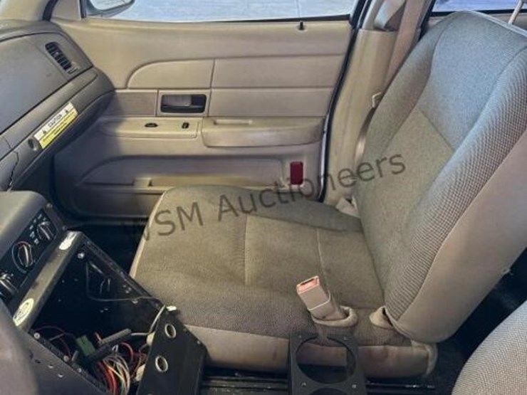 2006-ford-crown-victoria-sdn-image-19