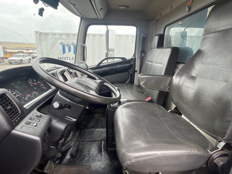 2015-hino-268-image-8