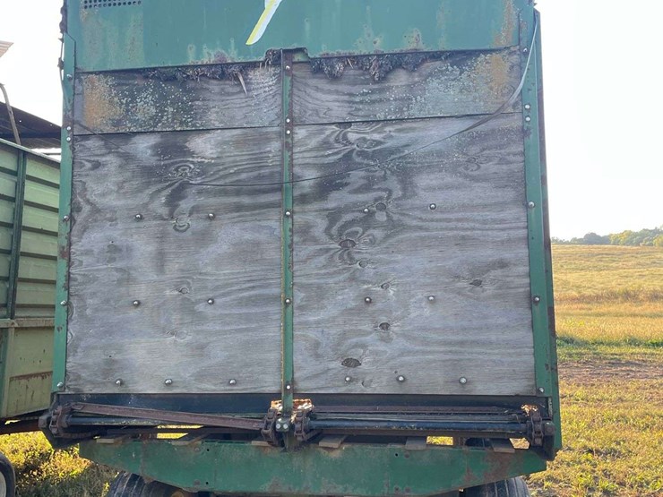 badger-tandem-axle-silage-wagon-image-14