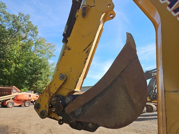2022-caterpillar-440-image-19