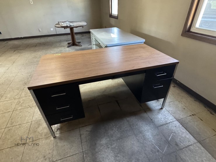 lot-of-(2)-desks-lot-of-(2)-desks-image-2