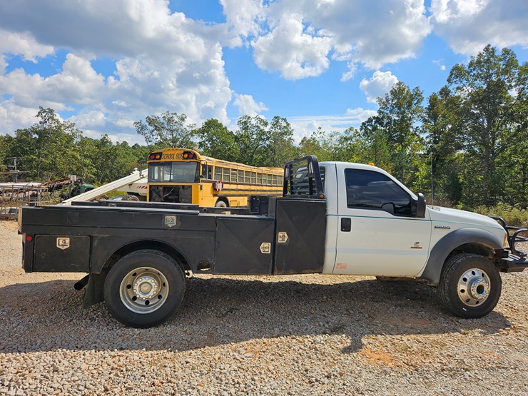 2005-ford-f550-image-18
