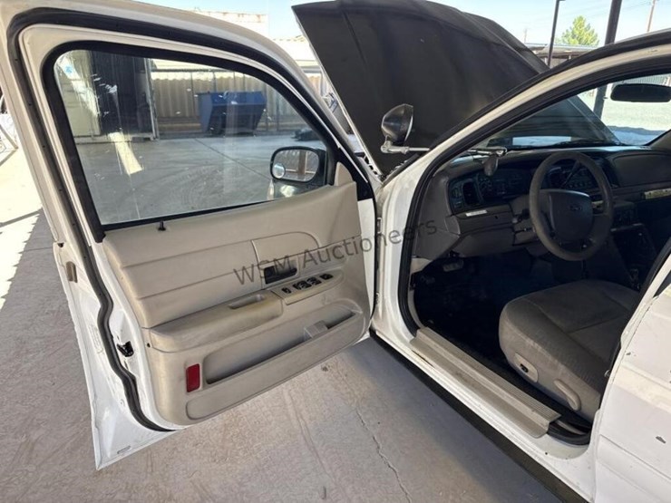 2006-ford-crown-victoria-sdn-image-21