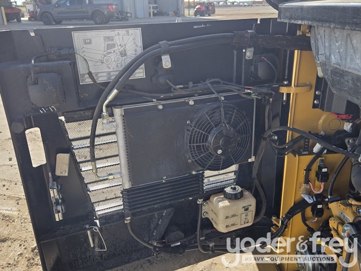 2016-caterpillar-232d-image-28